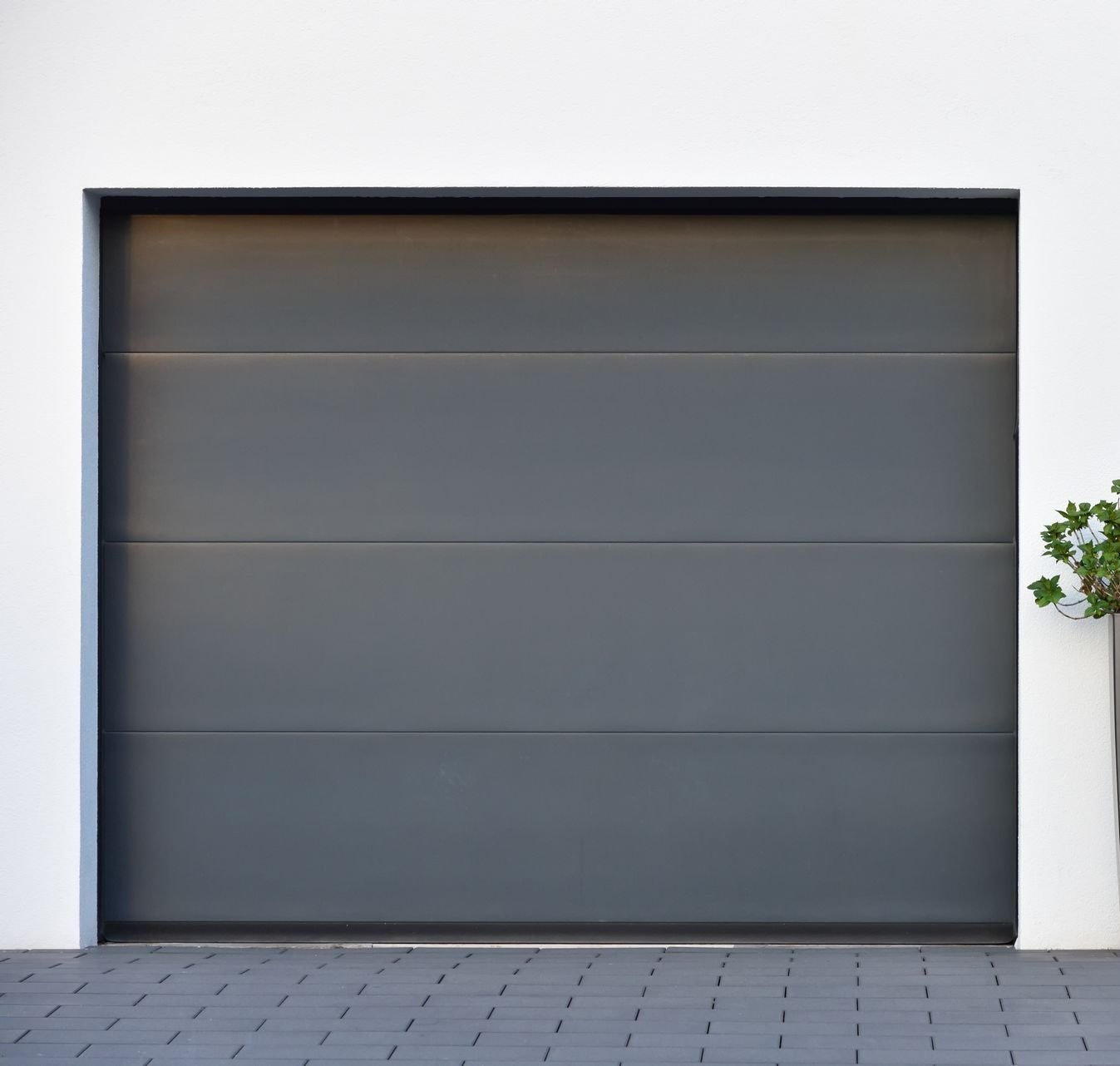 Une porte de garage motorisée en couleur grise