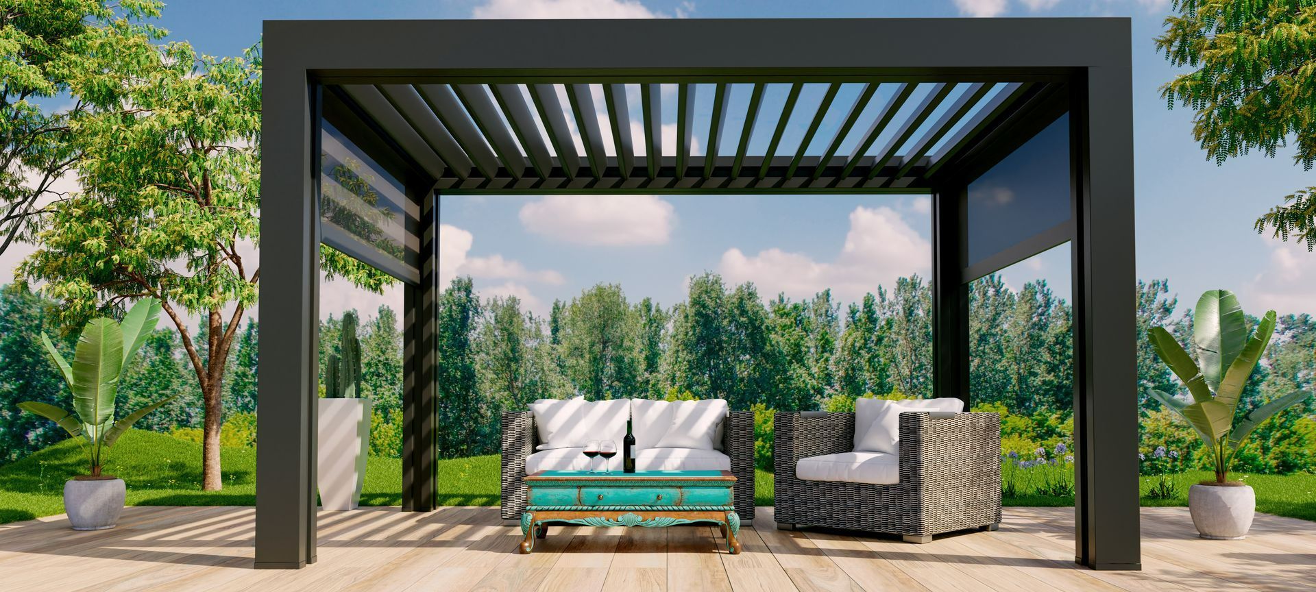 Une pergola bioclimatique équipée de stores verticaux