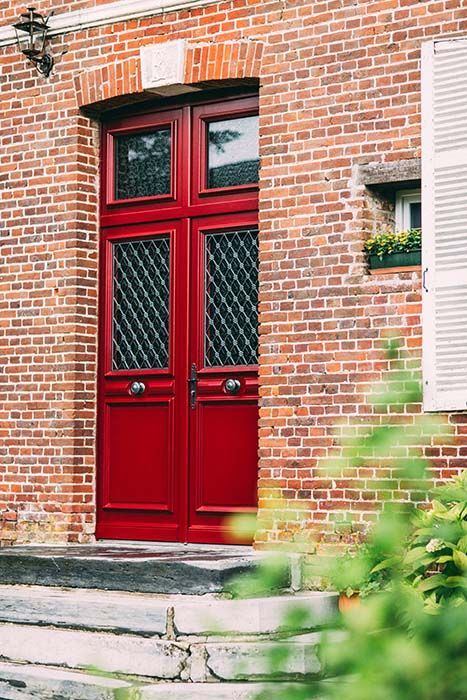 Une porte d'entrée en aluminium de couleur rouge