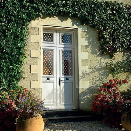 Une porte d'entrée vitrée de couleur blanche