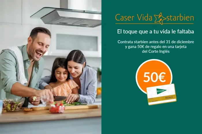 Familia en la cocina, sonriendo, cocinando. Anuncio de Caser Vida, con tarjeta regalo de 50 €.
