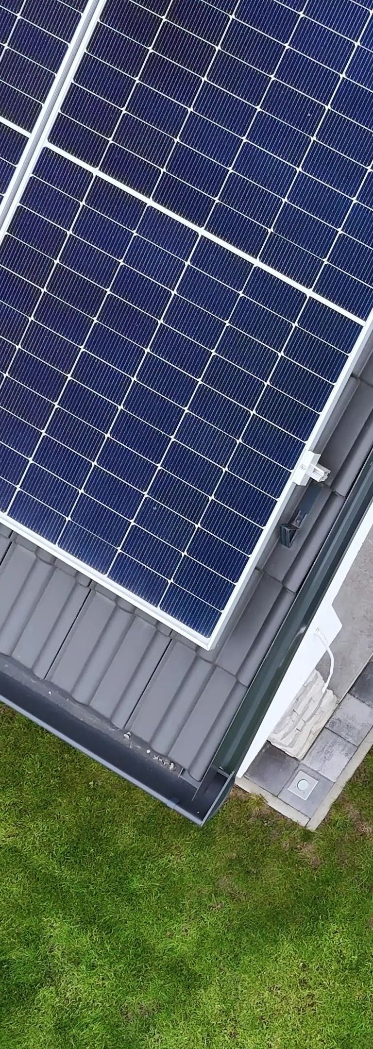 Panneaux solaires sur un toit, vue en contre-plongée.