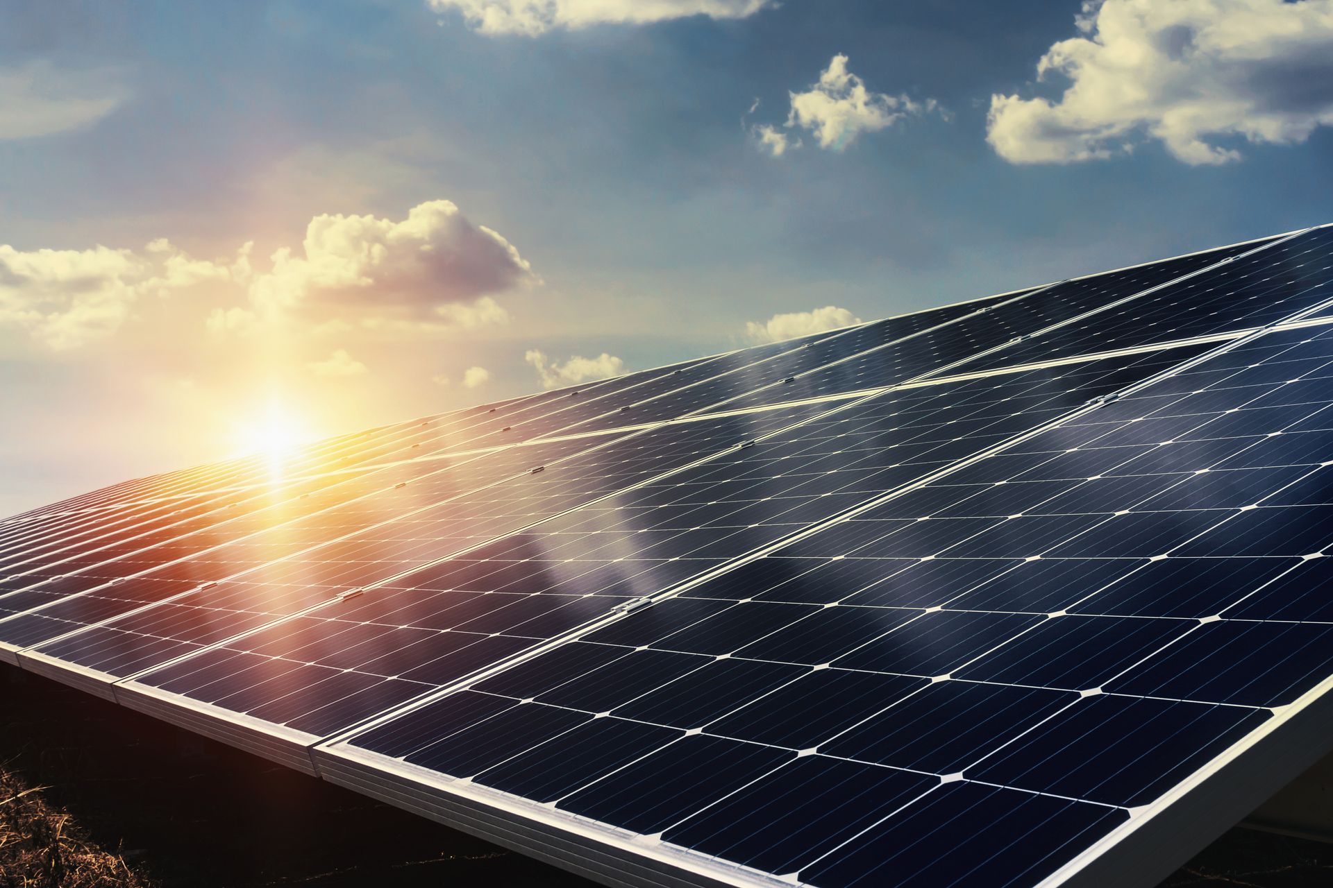Des panneaux solaires sous un rayon de soleil.