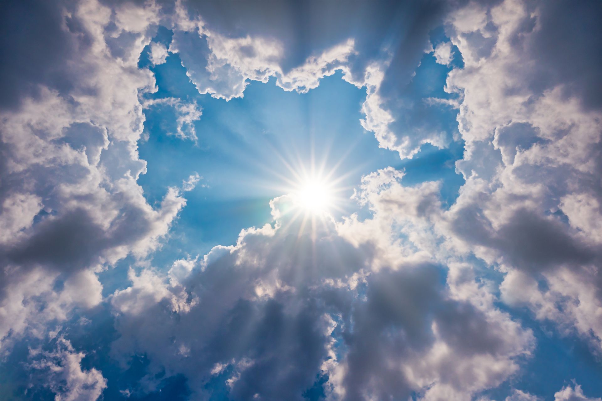 Rayon de soleil éclatant à travers les nuages, ciel d'un bleu vif.