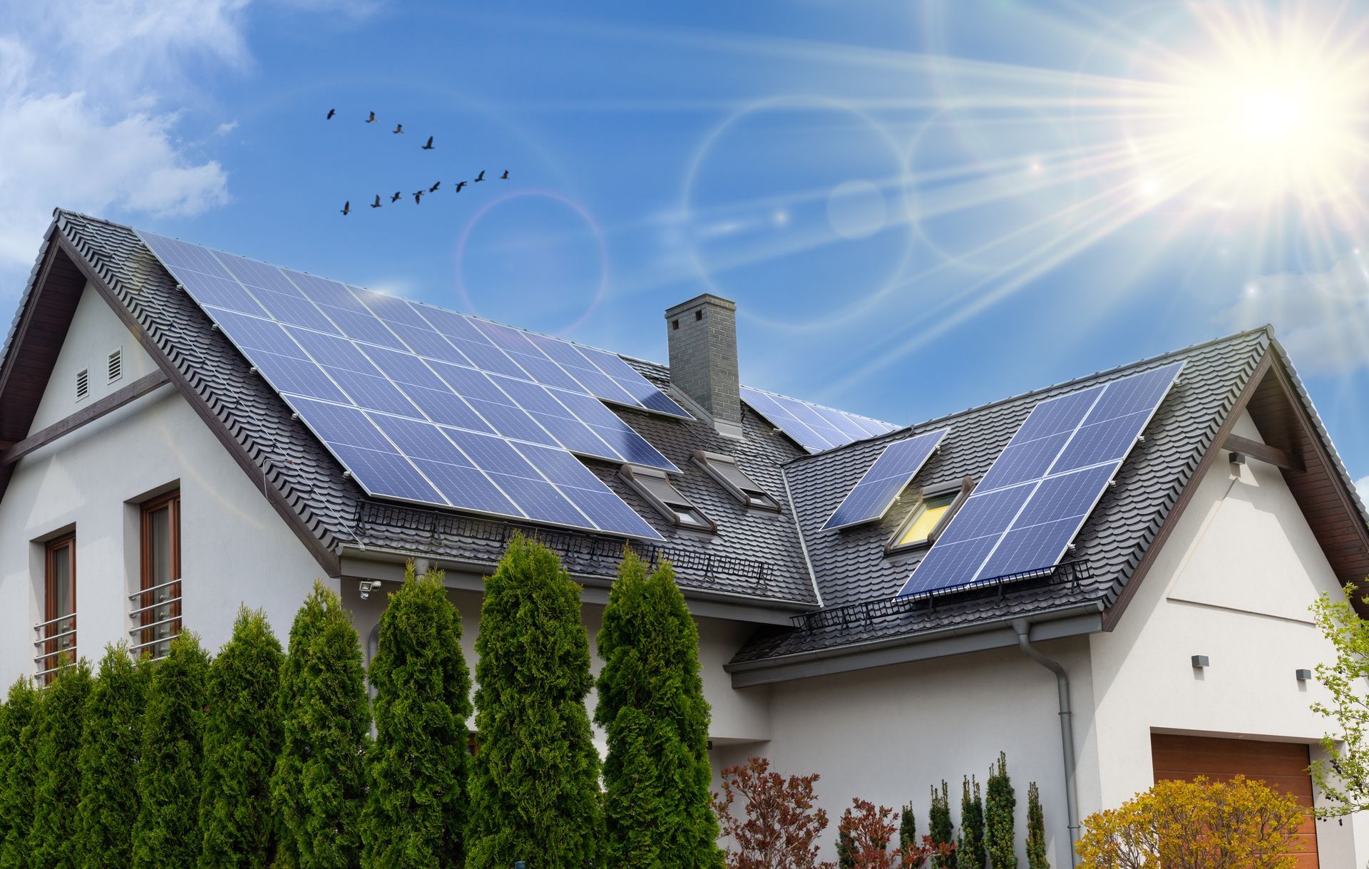 Maison avec panneaux solaires sur le toit par une journée ensoleillée.