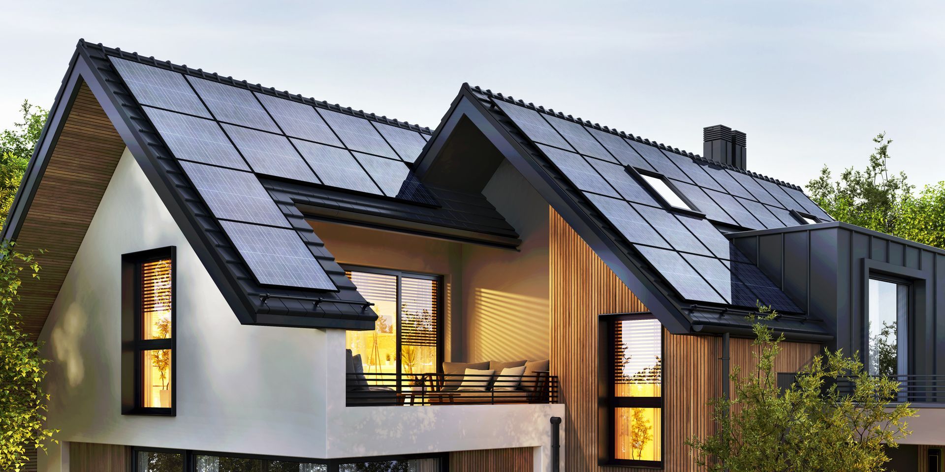 Maison moderne avec panneaux solaires sur le toit, arbres en arrière-plan, fenêtres et bardage en bois.