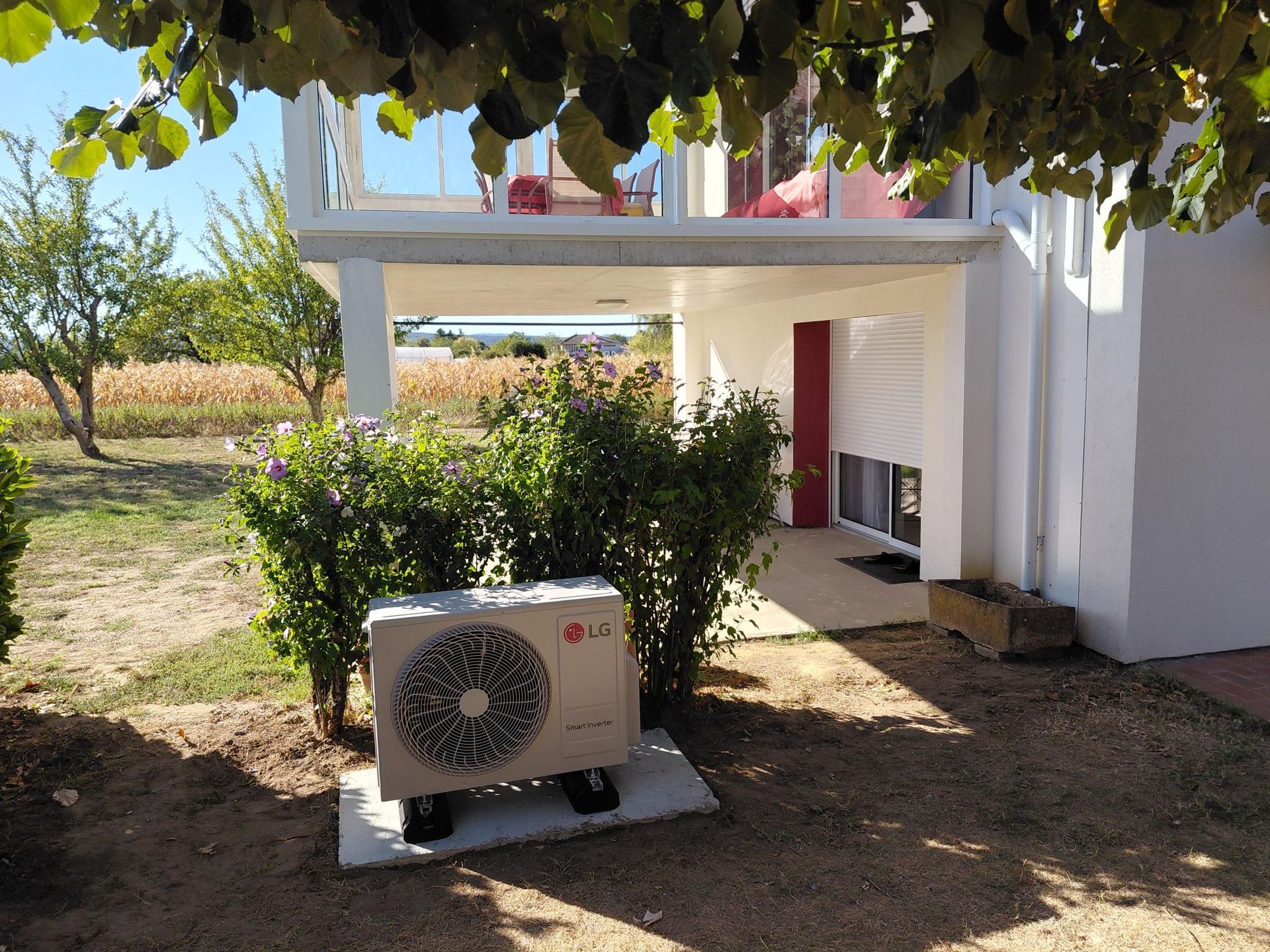 Balcon avec panneaux solaires.