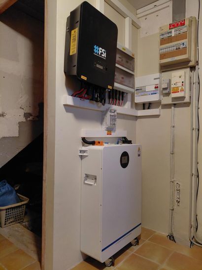 Batterie physique dans un sellier de maison.