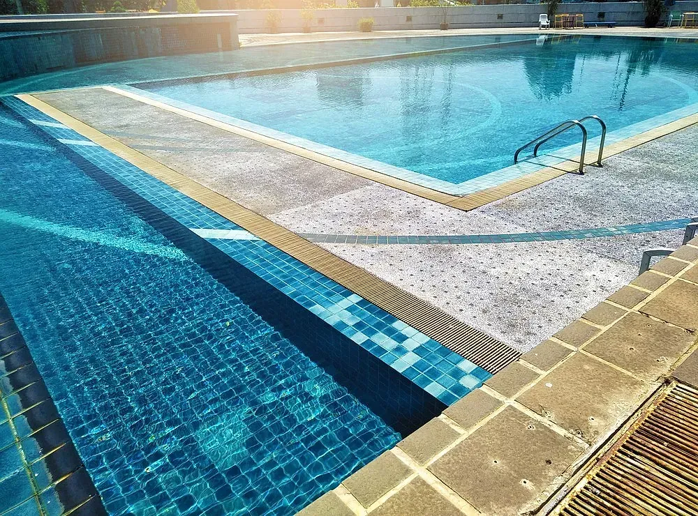 Una piscina vacía con escaleras que conducen a ella.