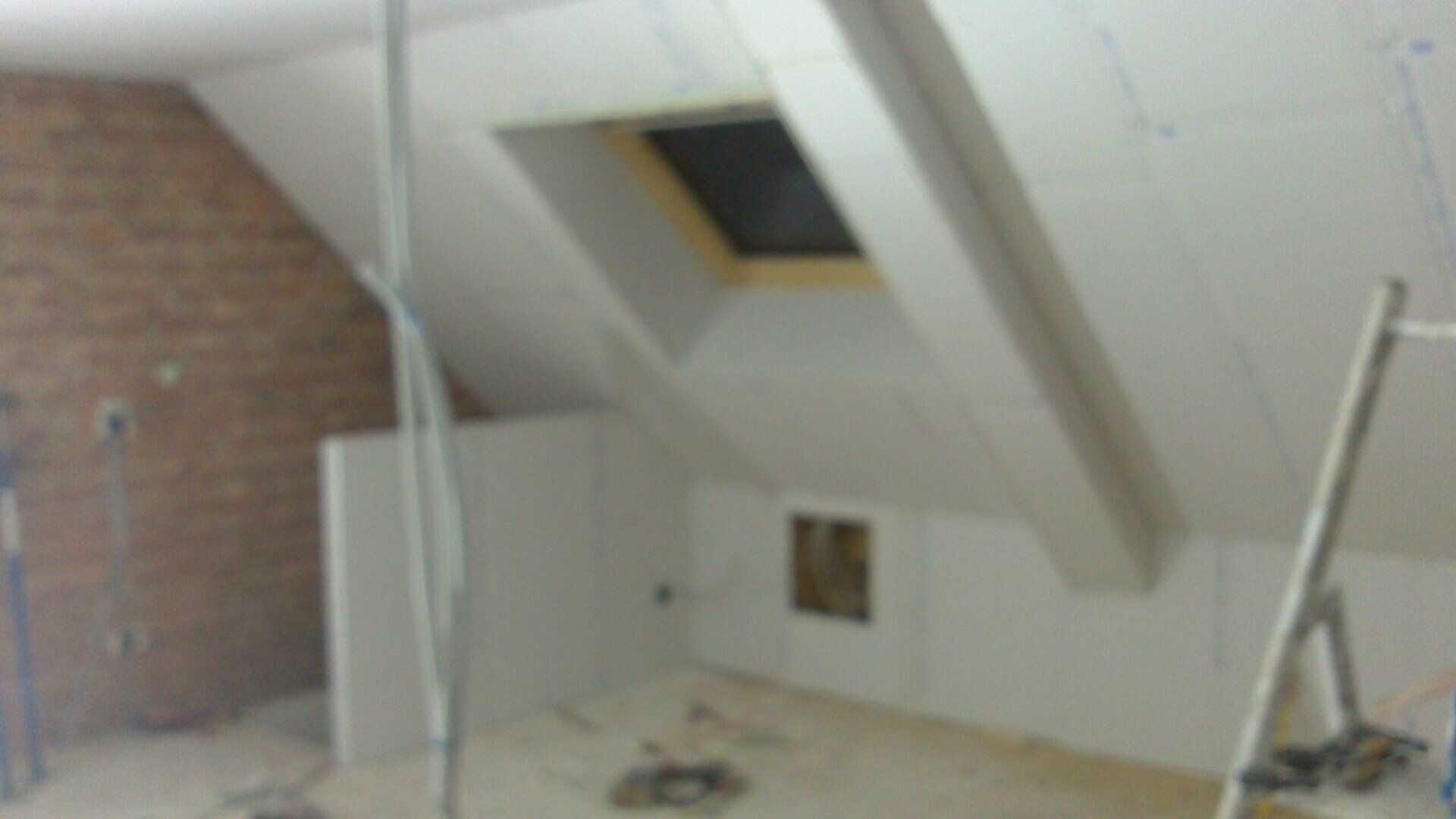 Wit pleisterwerk schuin plafond
