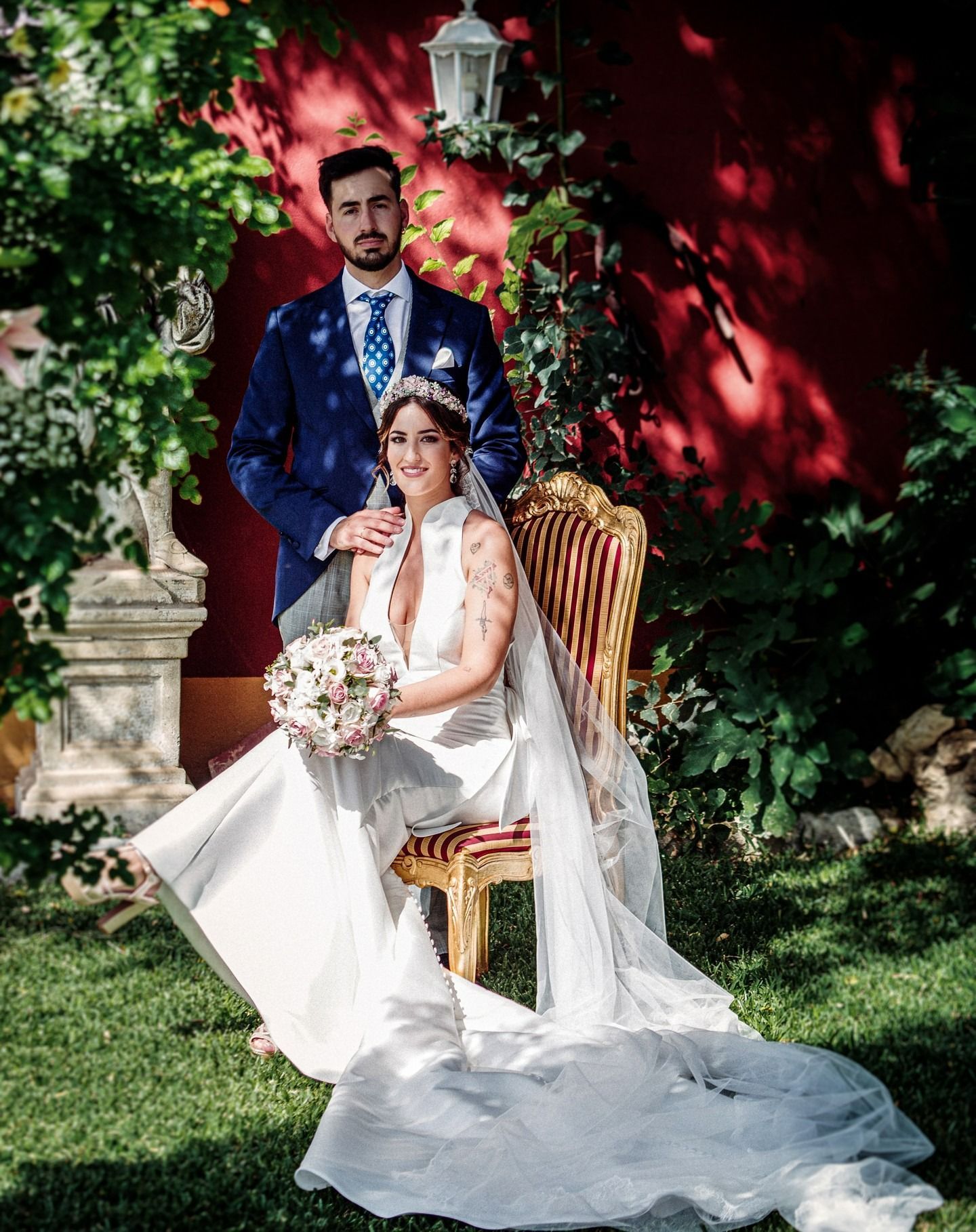 Una novia y un novio posan para una foto en un jardín.