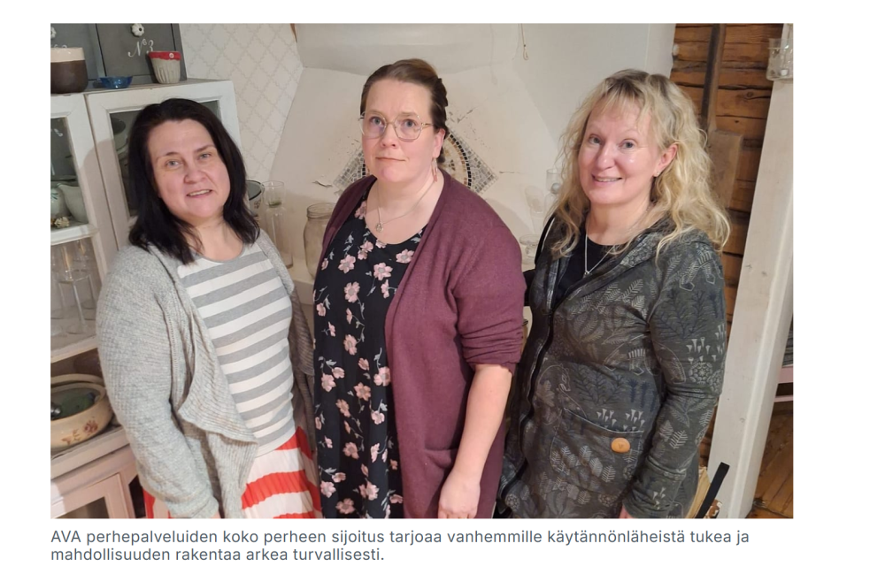 Kolme henkilöä seisoo vierekkäin kirkkaasti valaistussa sisätilassa, taustalla kodinsisustusesineitä.