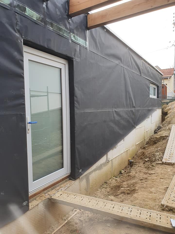 Pose de porte PVC blanc fumé