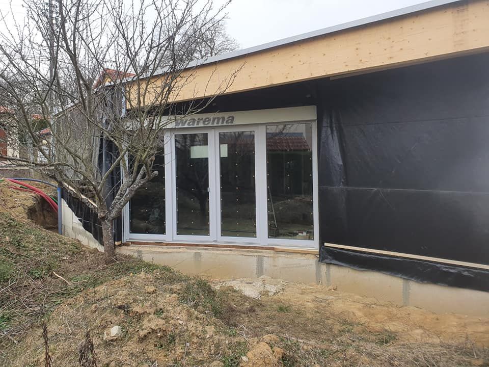 Pose de porte fenêtre PVC blanc