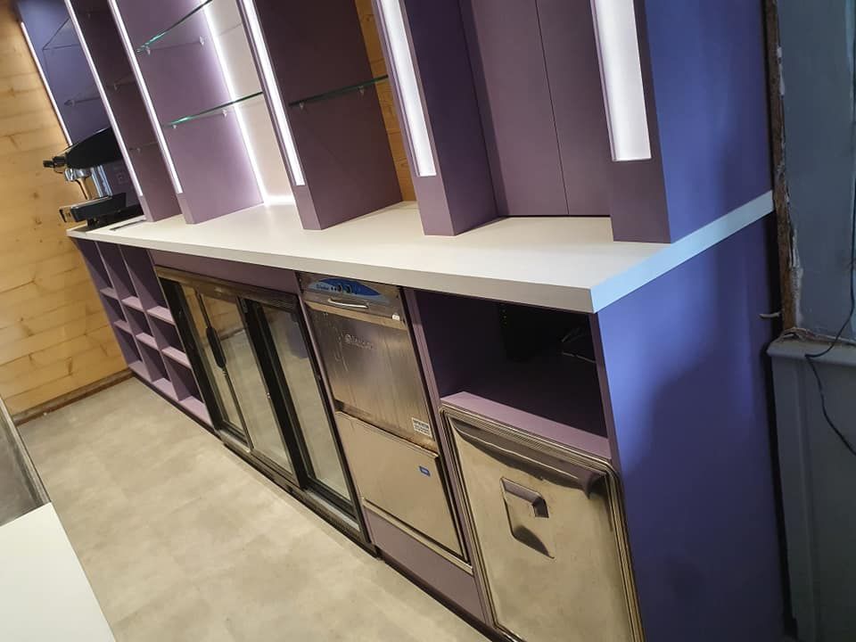 Espace avec réfrigérateur bar