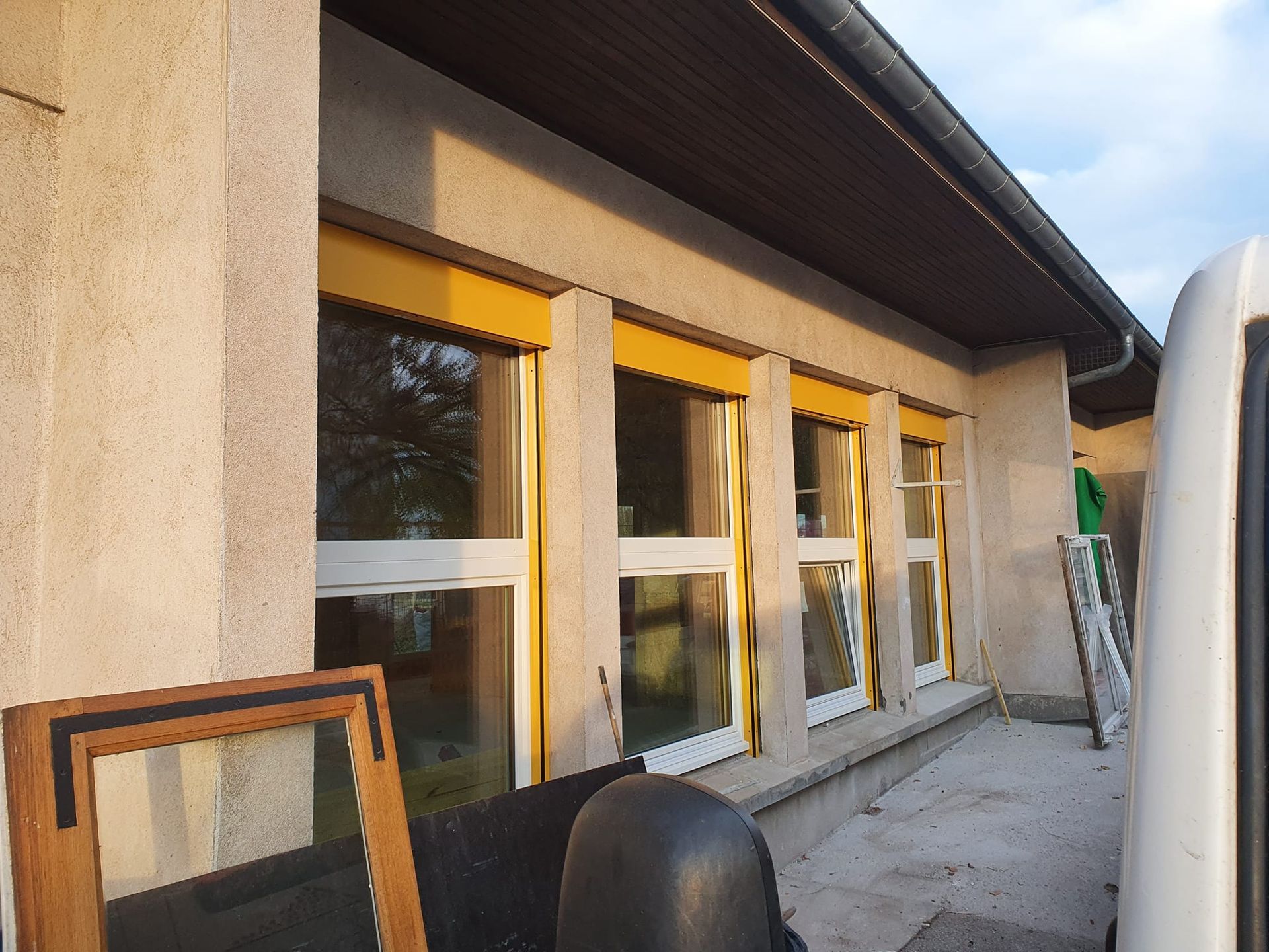 Installation de menuiserie extérieure en PVC blanc