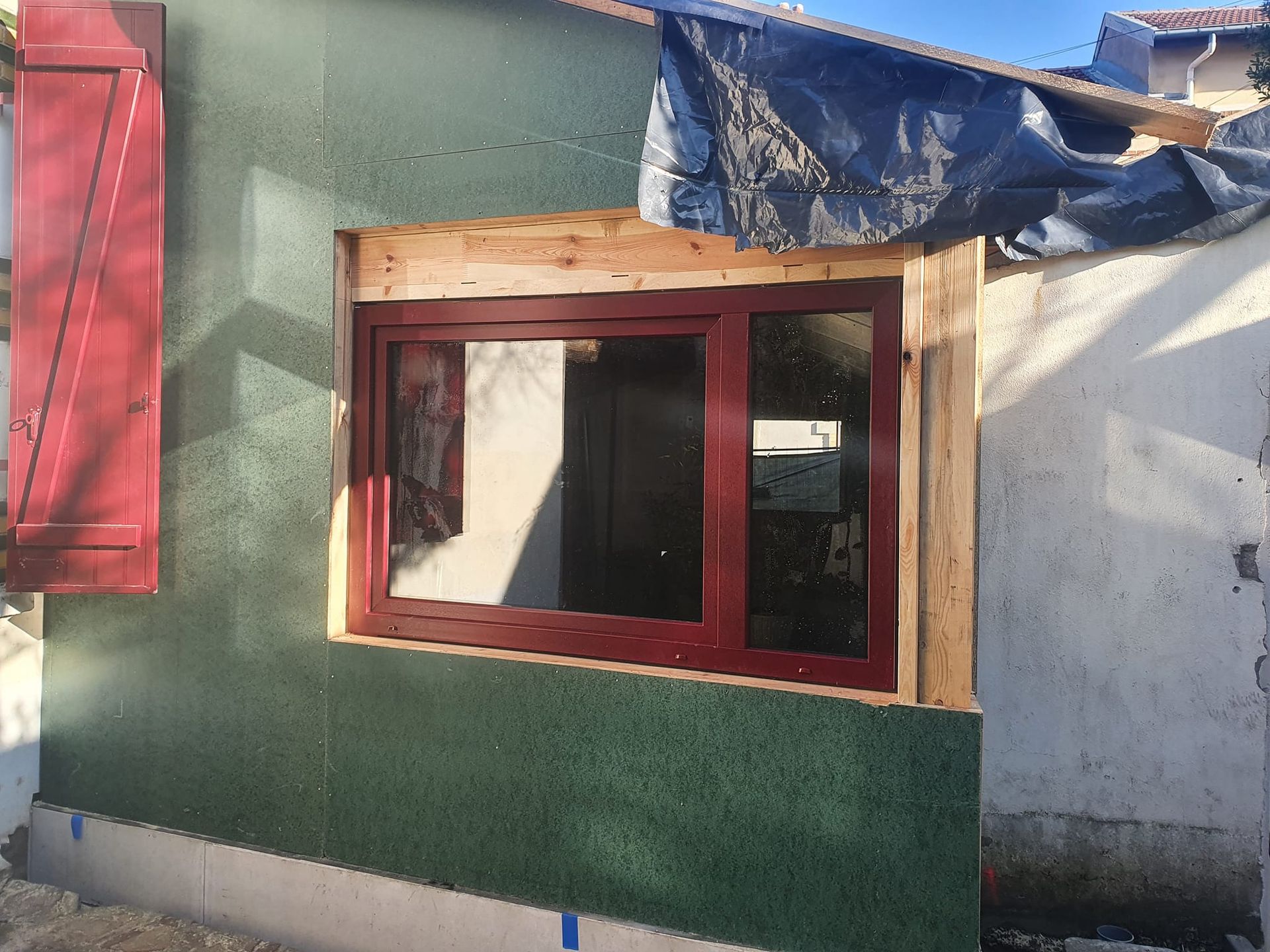 Fenêtre panoramique PVC rouge