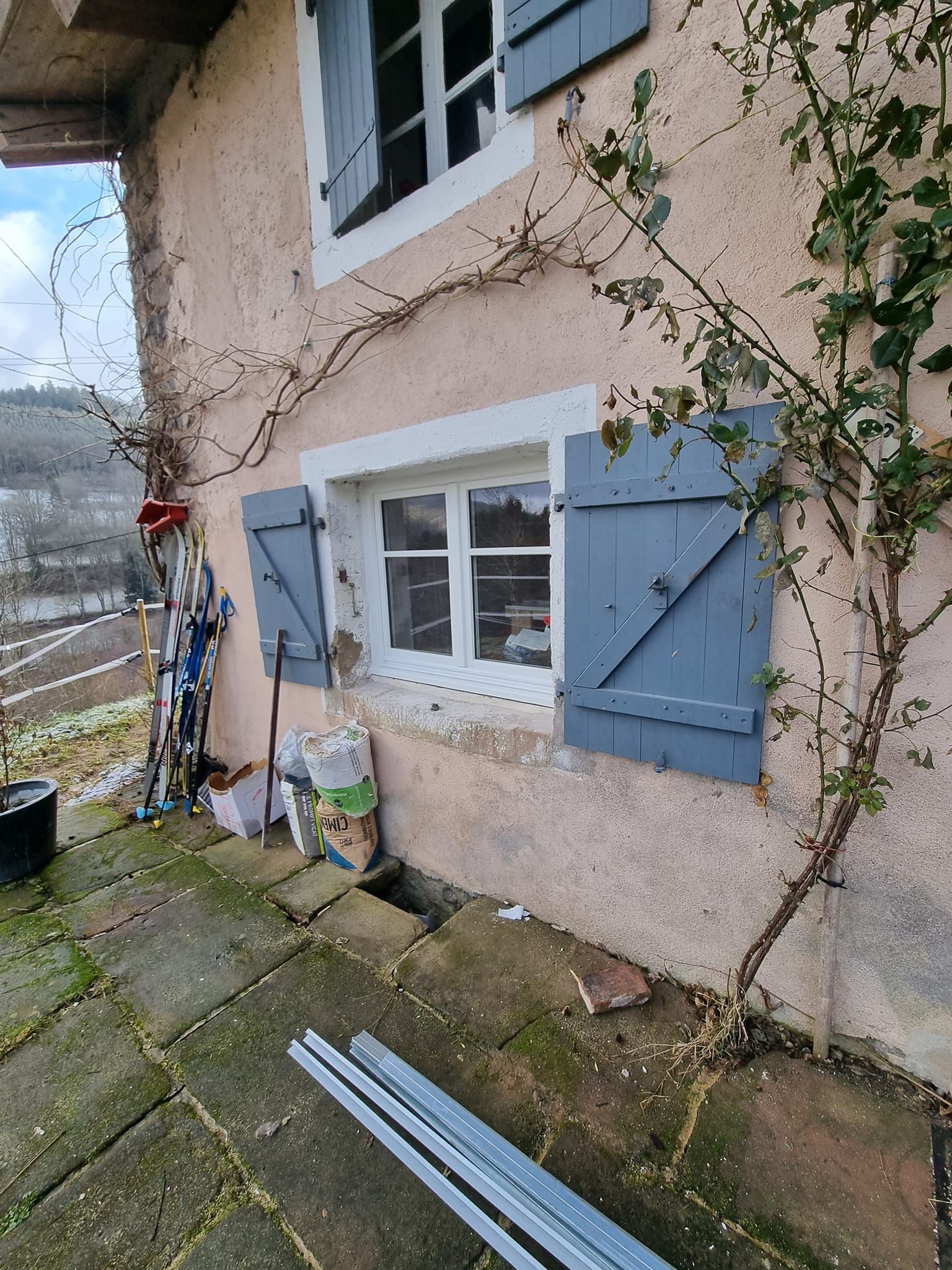 Fenêtre blanche avec volet battant