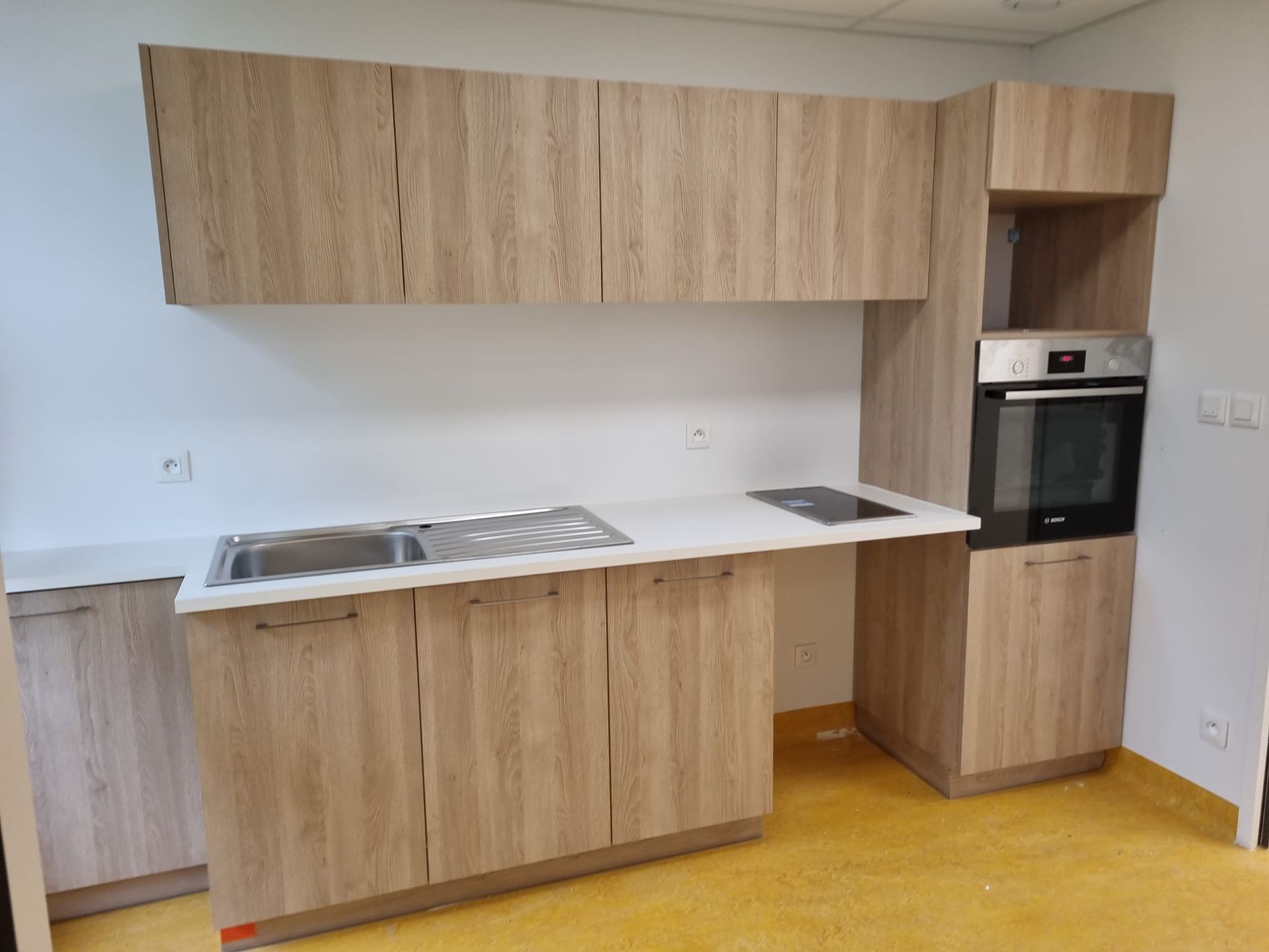 Cuisine bois et blanc avec meuble haut