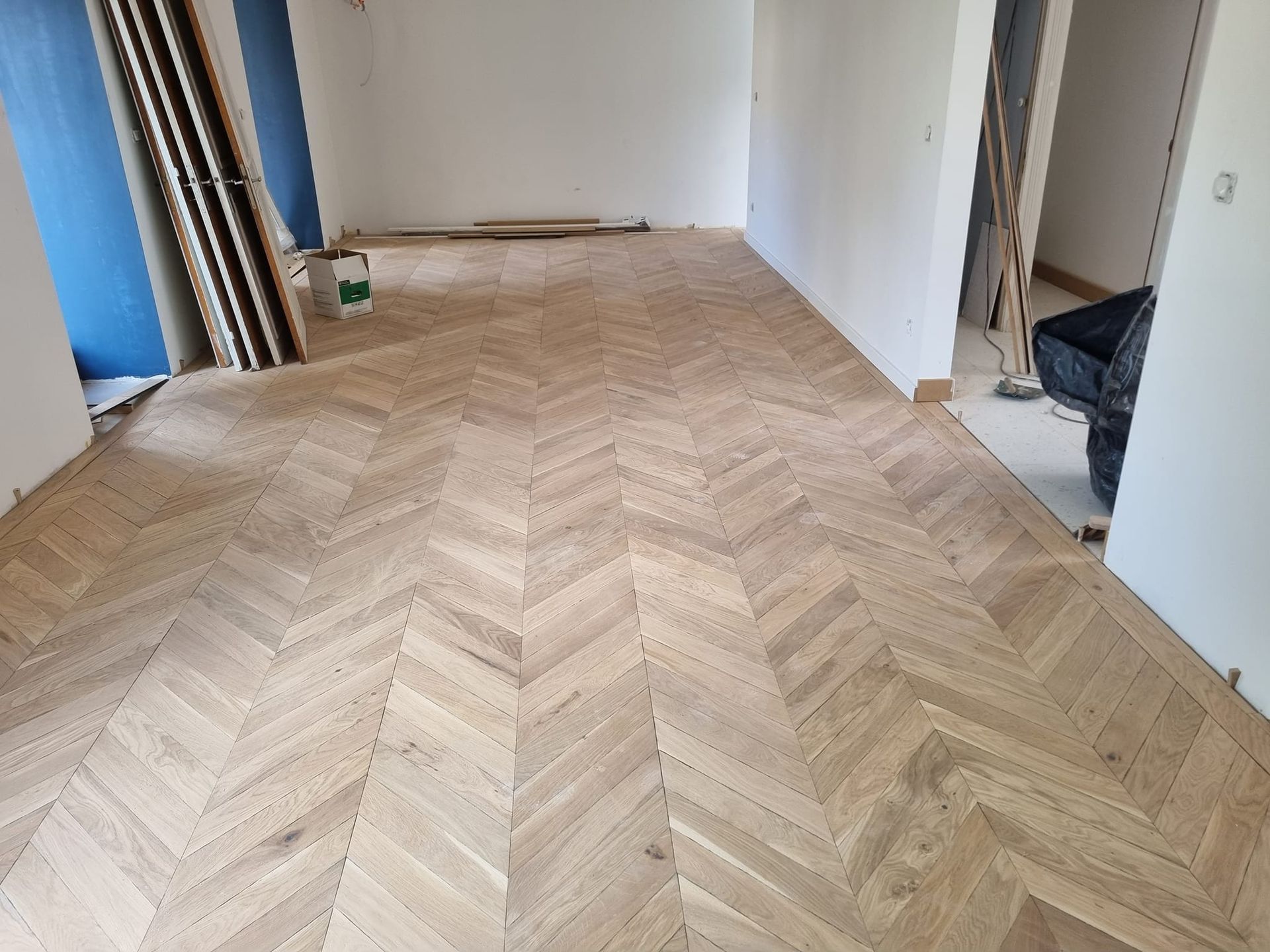 Parquet en bois clair en chevron