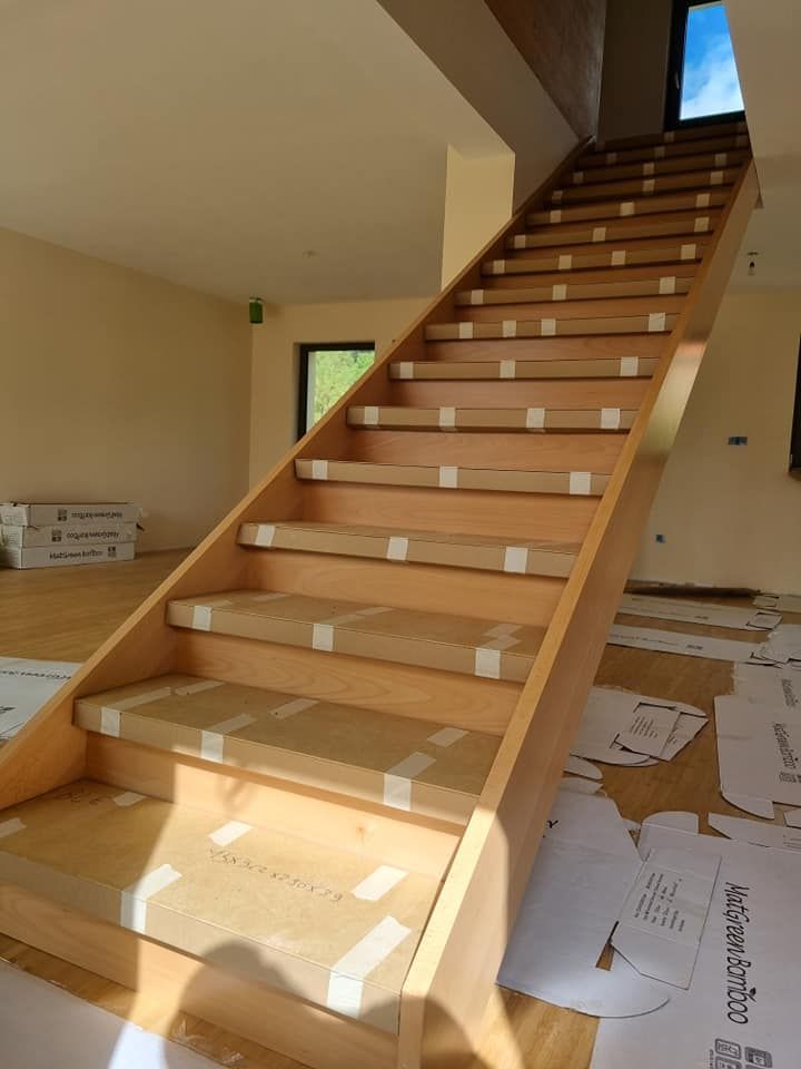 Création et pose d'escalier en bois clair