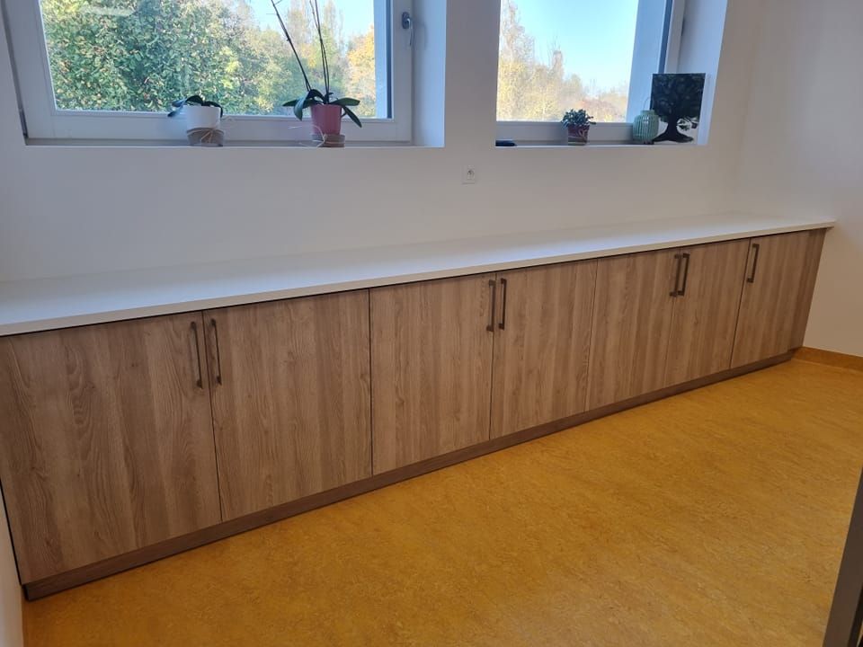 Placard dans cuisine avec plan de travail