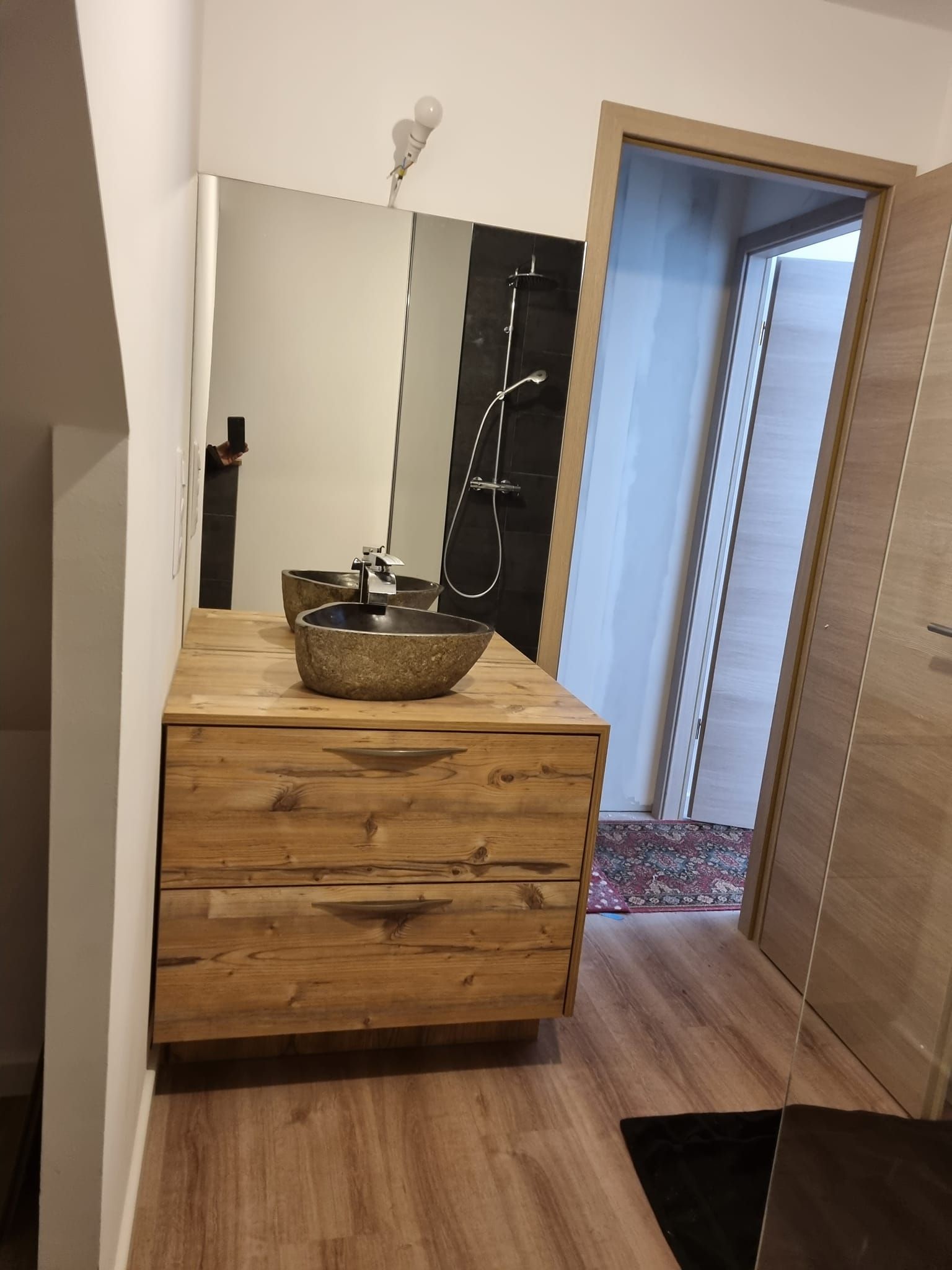 Meuble en bois avec tiroirs pour salle de bains