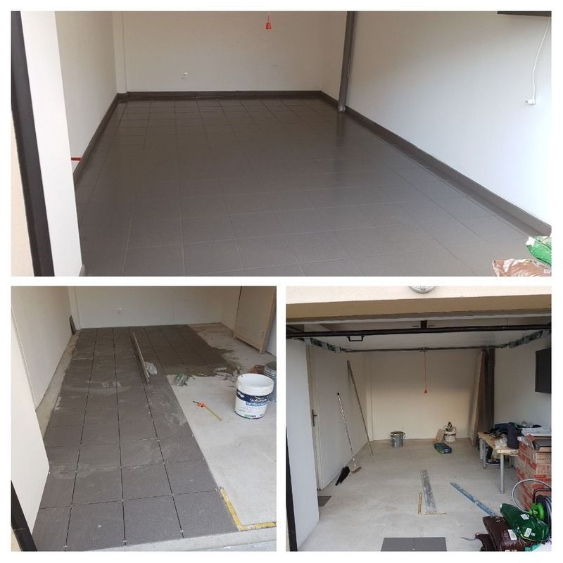 Trois photos illustrant les différentes étapes de la rénovation d'une pièce, depuis un espace vide jusqu'à un sol nouvellement carrelé.