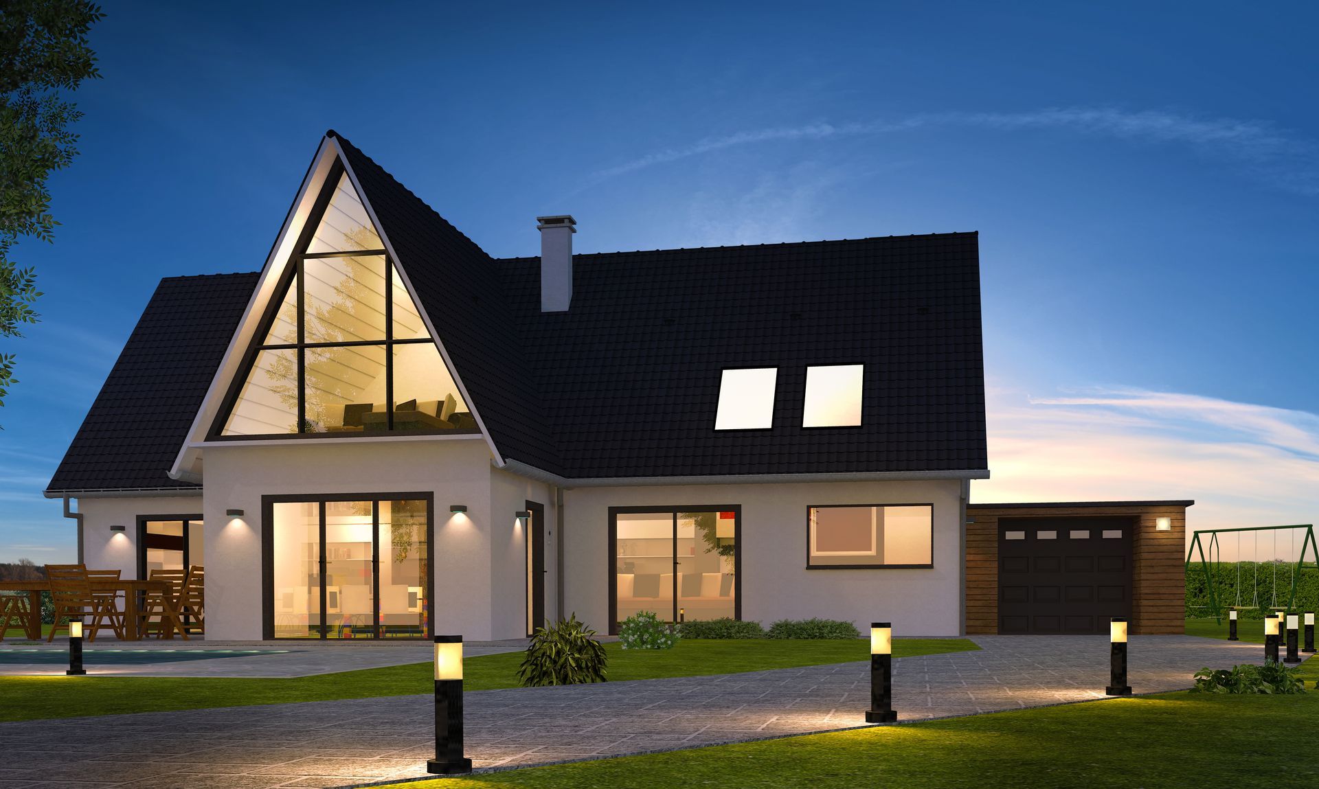 L'extérieur de la maison est éclairé au crépuscule, avec un toit sombre, de grandes fenêtres et une allée bordée de lumières.