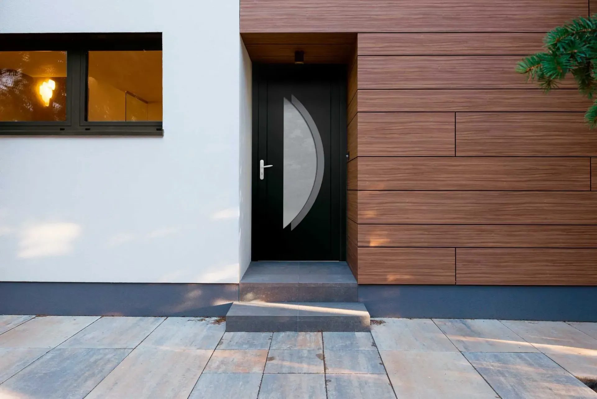 Porte d'entrée moderne noire avec détails en verre, jouxtant un mur lambrissé, des marches en béton et une petite fenêtre.