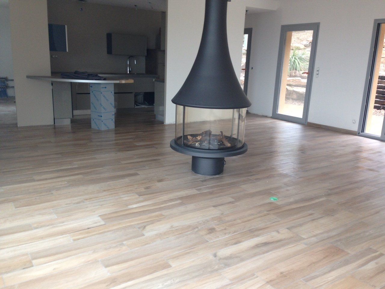 Salon carrelage imitation parquet