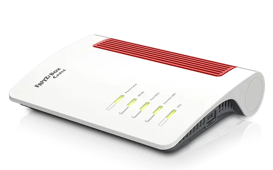 Ein Fritzbox-Router steht auf einer weißen Fläche