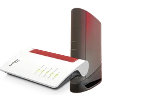 Ein Modem und ein Router stehen nebeneinander auf einer weißen Fläche.