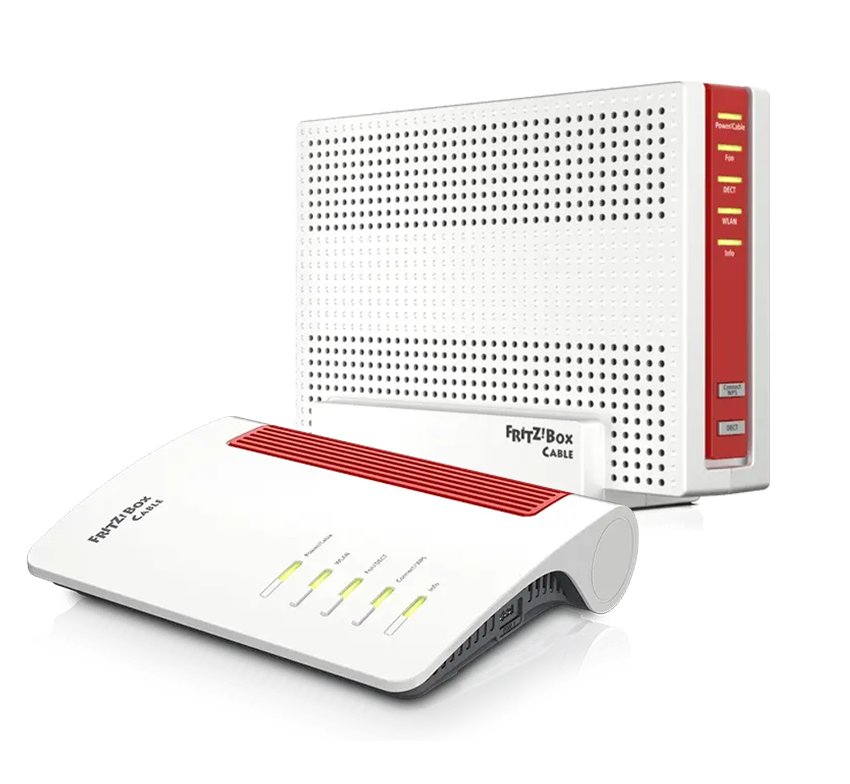Ein Modem und ein Router stehen nebeneinander auf einer weißen Fläche.