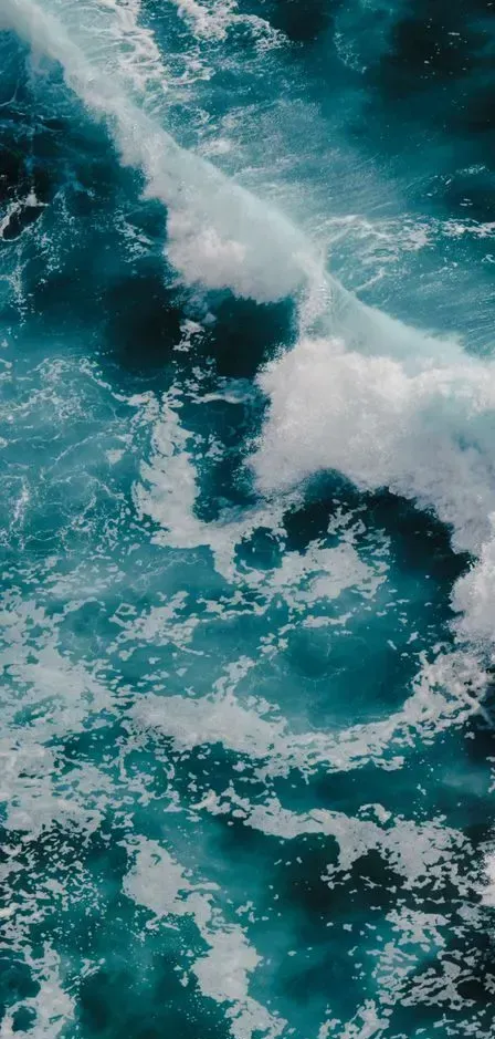 Eine Luftaufnahme einer großen Welle im Ozean.