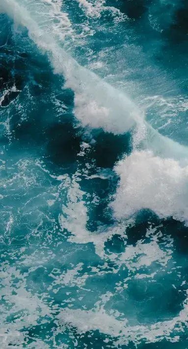 Eine Luftaufnahme einer großen Welle im Ozean.