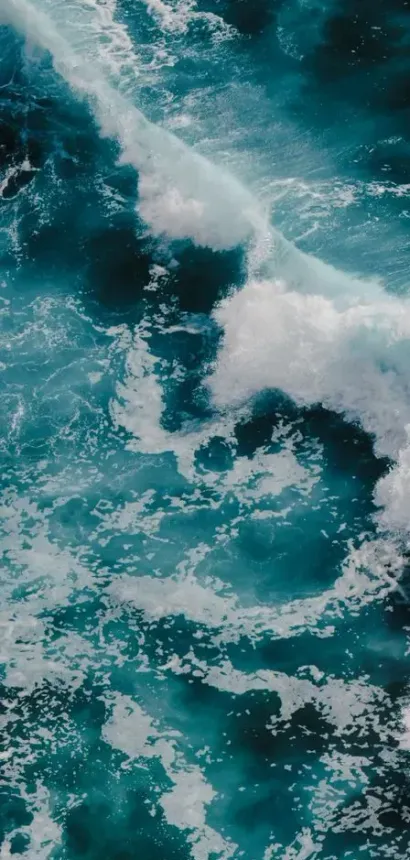 Eine Luftaufnahme einer großen Welle im Ozean.