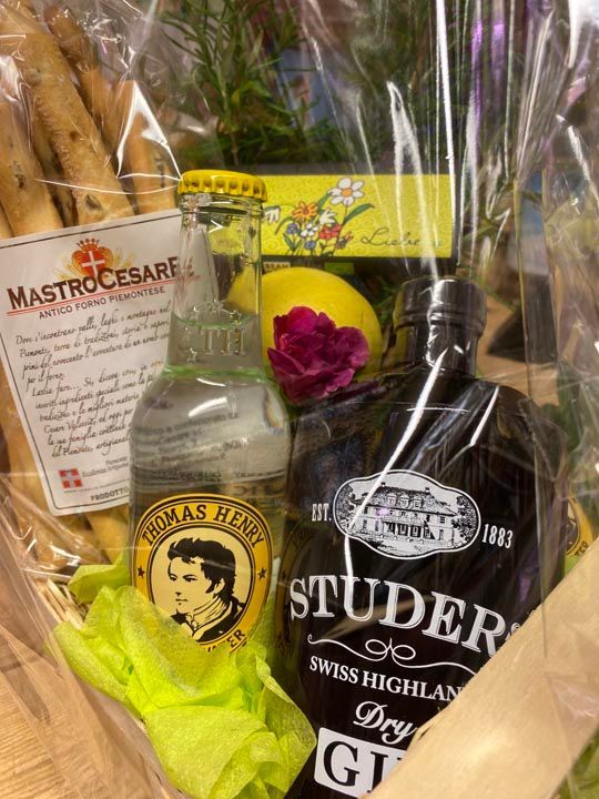 Individuell zusammengestellter Geschenkkorb mit Thomas Henry Tonic