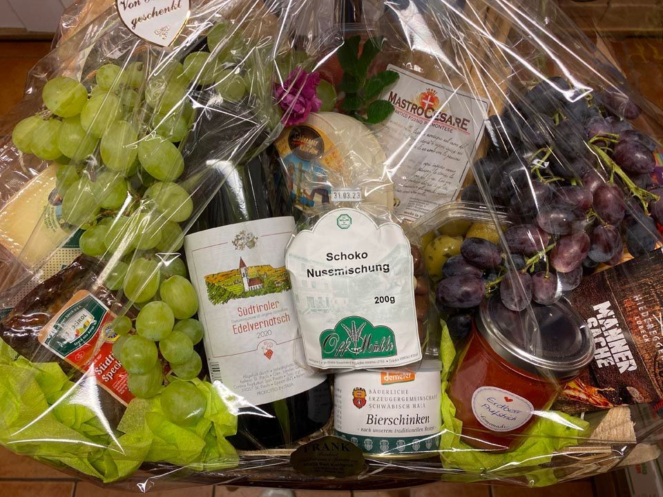 Individuell zusammengestellter Geschenkkorb mit Trauben und Feinkost