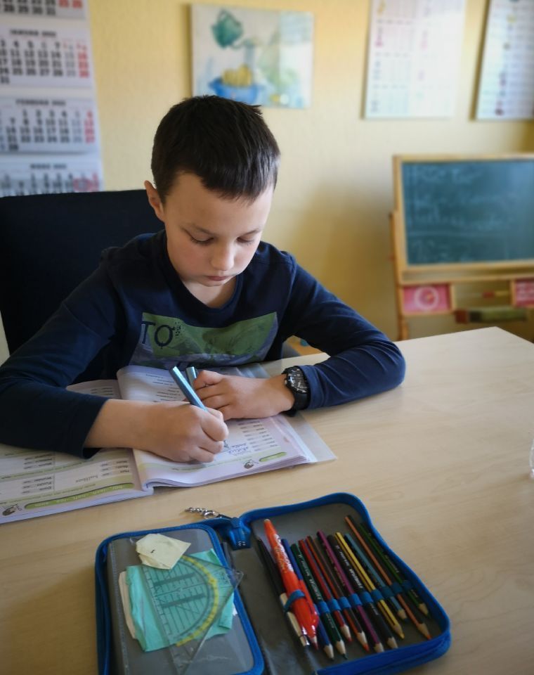 Kind bearbeitet Aufgaben