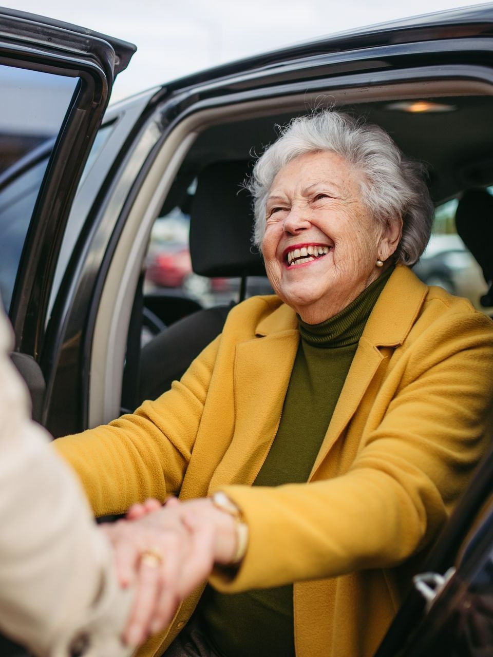 Femme âgée sortant d'une voiture