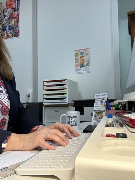 Mme Bonnard dans son bureau