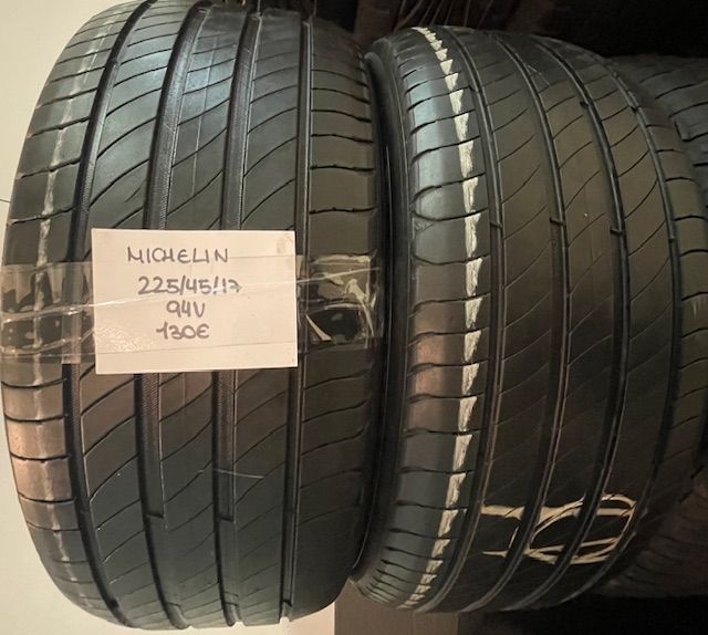 Dos neumáticos Michelin están apilados uno encima del otro