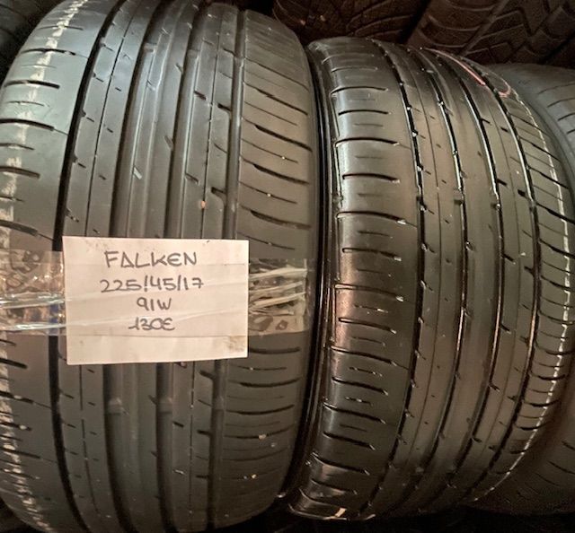 Un par de neumáticos Falken están apilados uno encima del otro