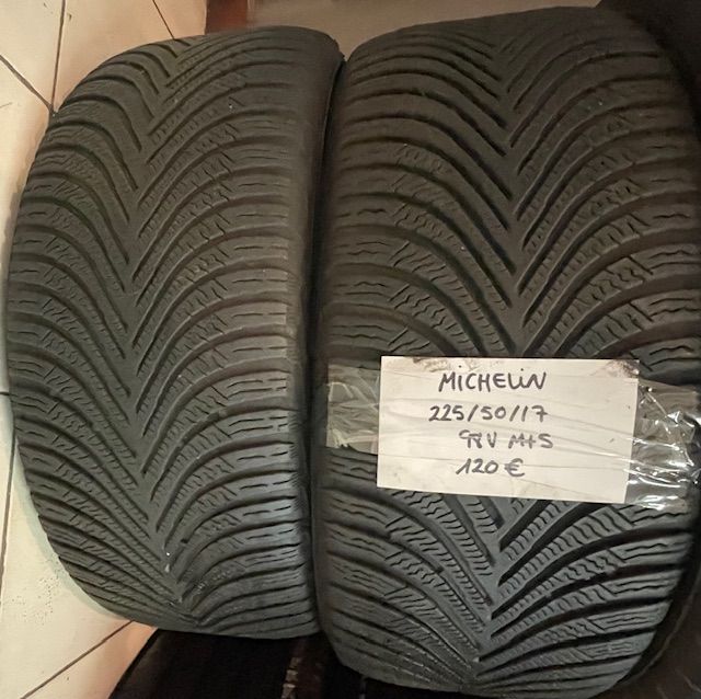 Un par de neumáticos Michelin colocados uno al lado del otro