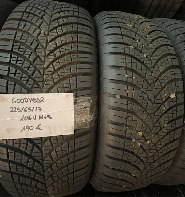 Un par de neumáticos Goodyear uno al lado del otro