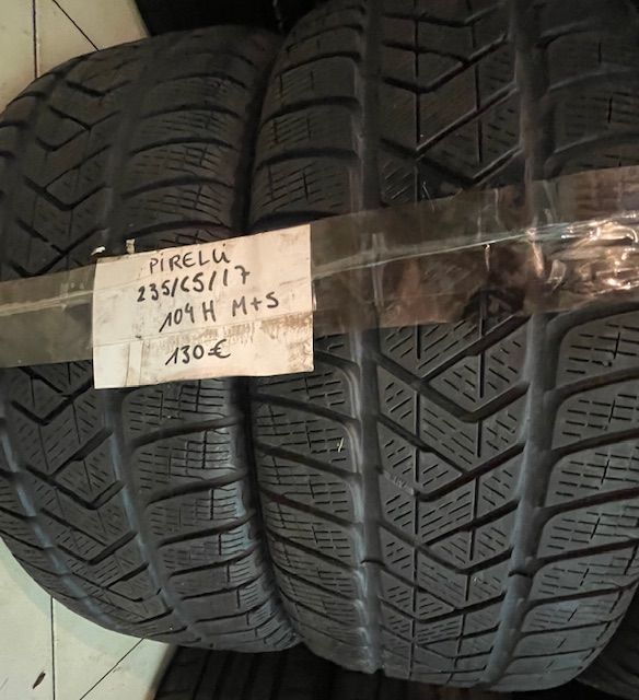 Un par de neumáticos Pirelli están apilados uno encima del otro.
