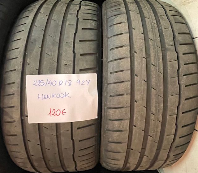 Un par de neumáticos con un papel que dice 420 €.