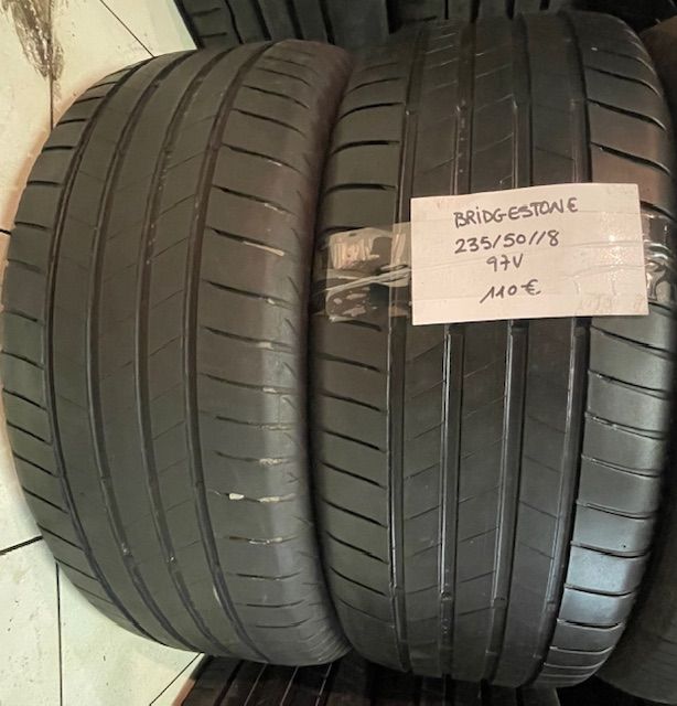 Dos neumáticos Bridgestone están apilados uno encima del otro