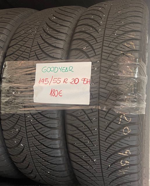 Un par de neumáticos Goodyear están apilados uno encima del otro.